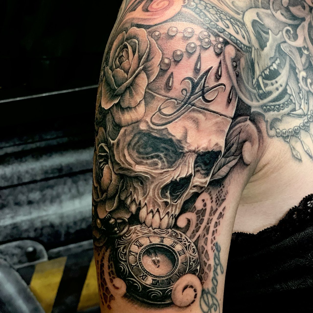 Schädel mit uhr und Rose 