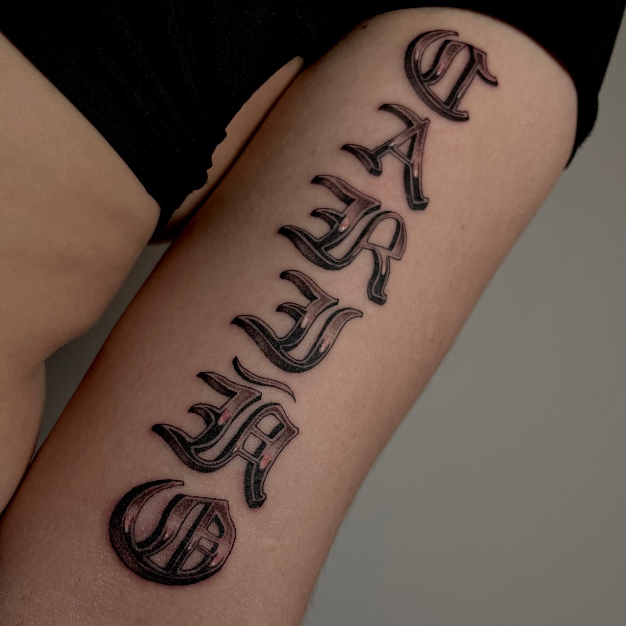 “Cariño” lettering