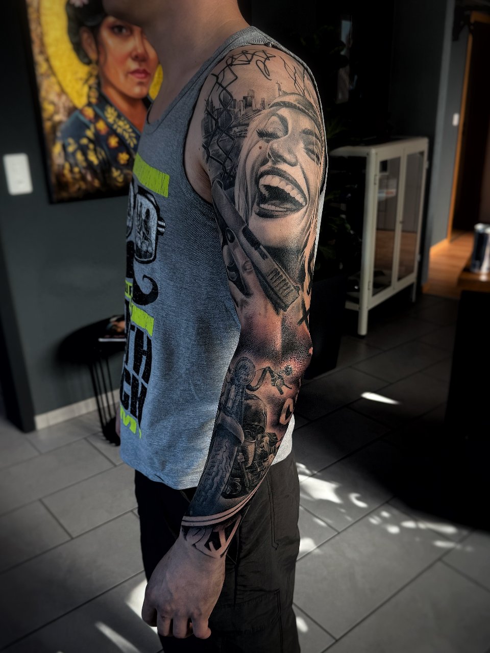 Frau und Töff uf Arm💁🏻‍♂️